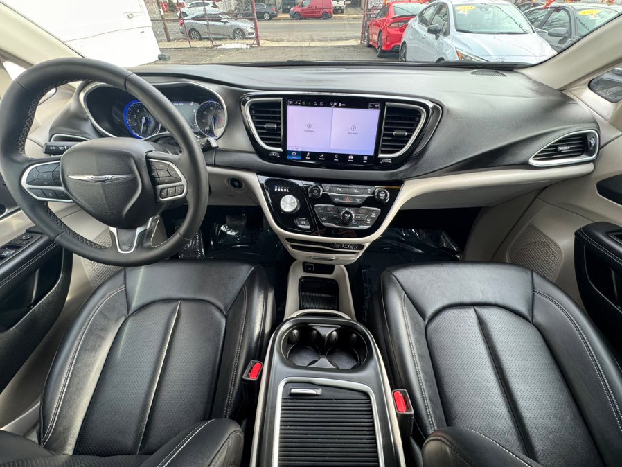 Used 2024 Chrysler Pacifica Touring-L image 15