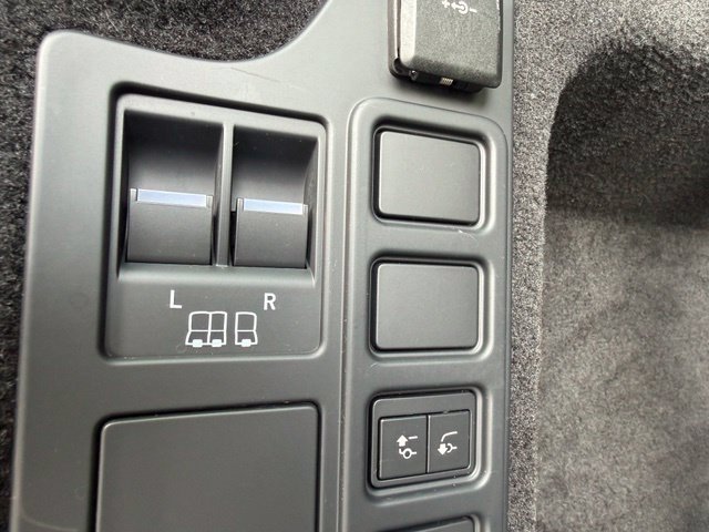 Used 2024 Land Rover Discovery Dynamic SE AWD/4WD image 30