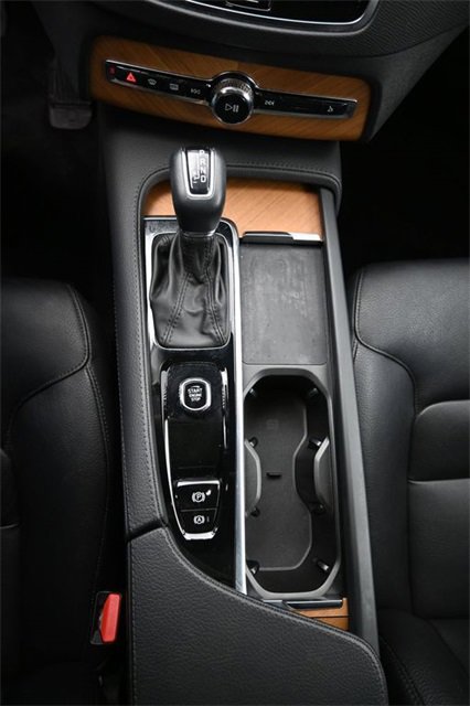 Used 2022 Volvo XC90 T6 Momentum w/ Climate Package image 10