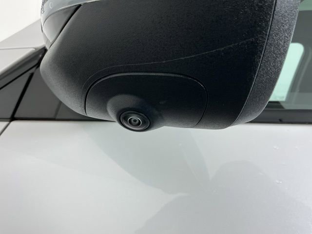 Used 2025 Chevrolet Traverse RS image 11