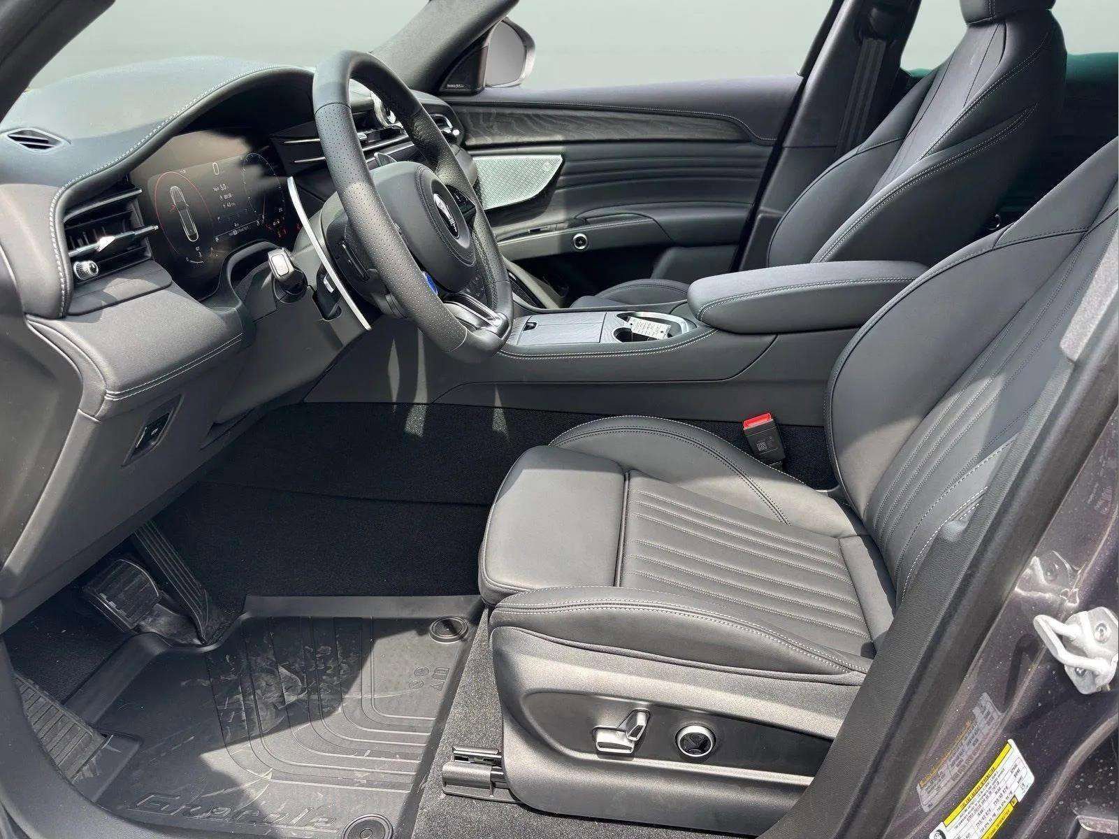 New 2025 Maserati Grecale GT image 27