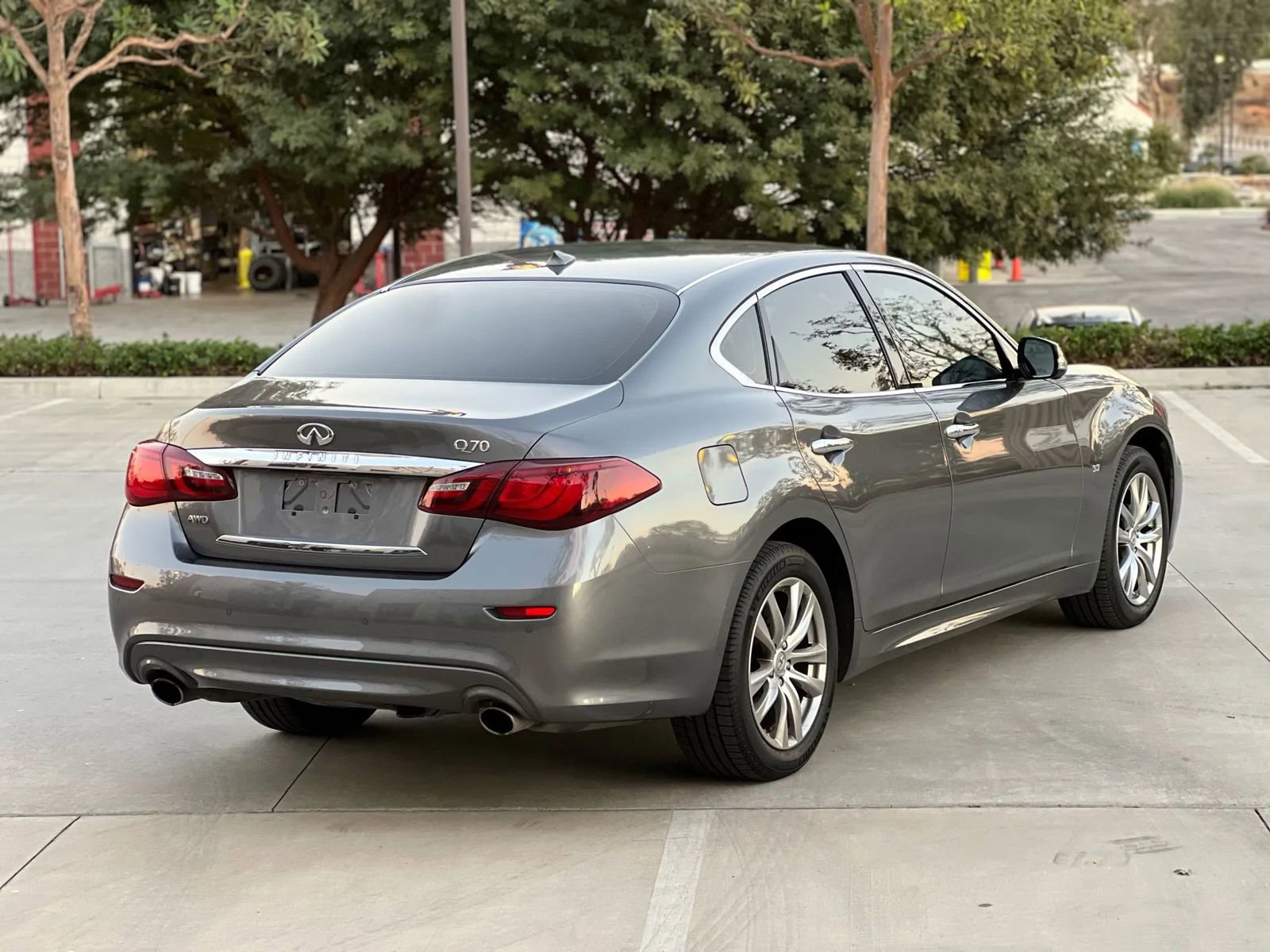 Used 2018 INFINITI Q70 Luxe image 5