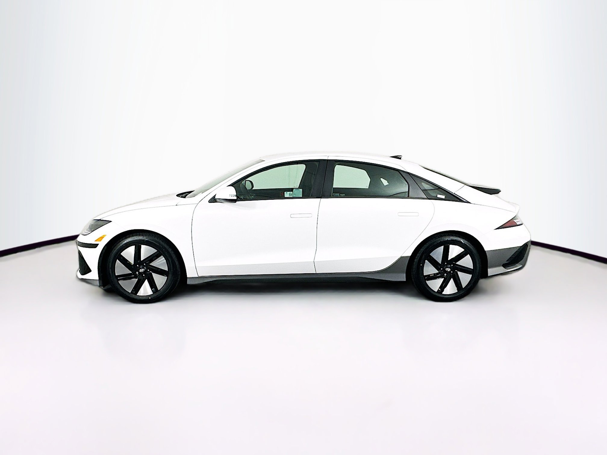 Used 2024 Hyundai Ioniq 6 SE RWD image 4