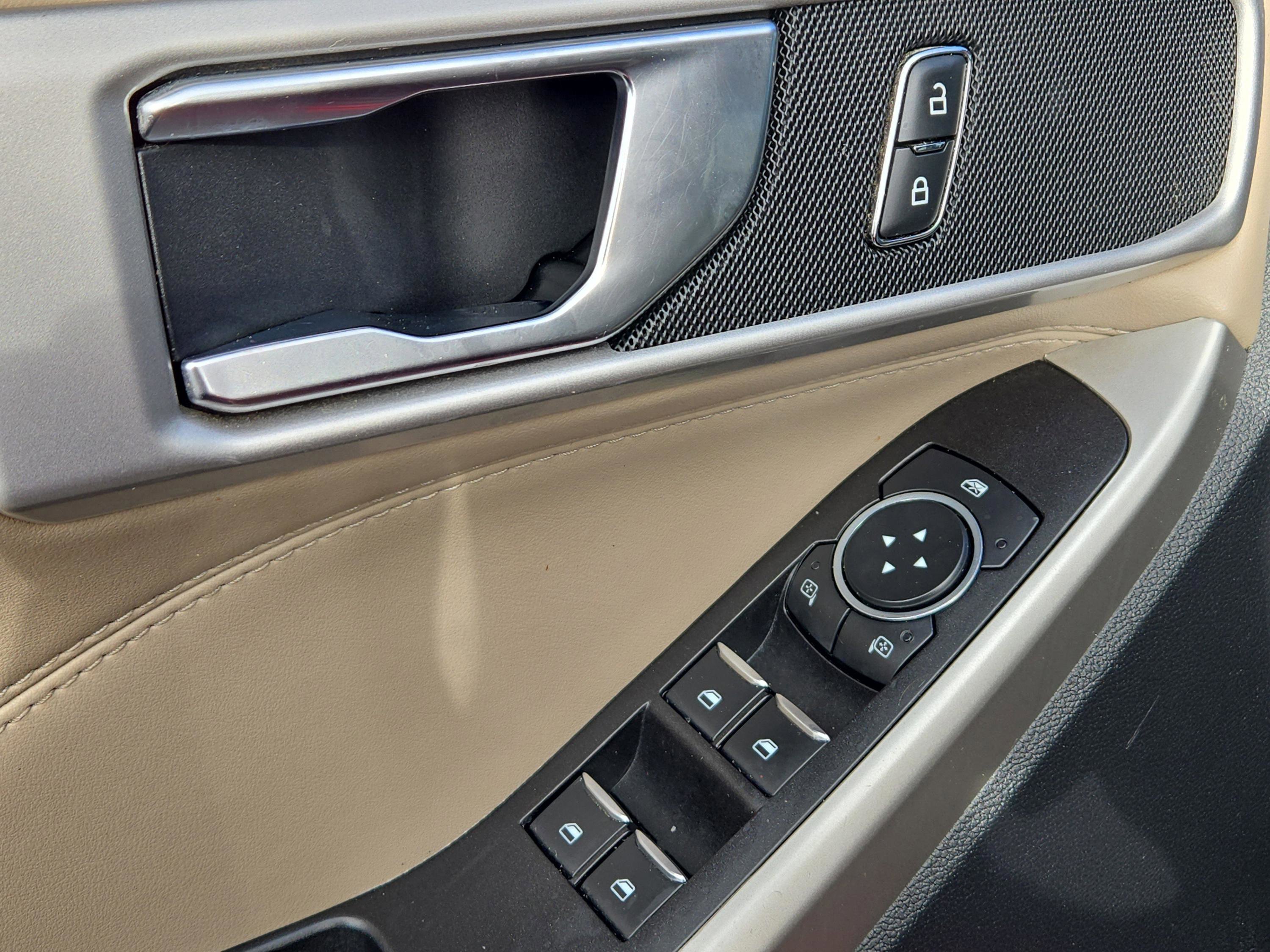 Used 2022 Ford Explorer XLT w/ Equipment Group 202A image 11