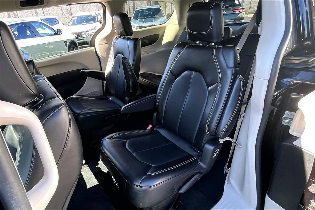 Used 2024 Chrysler Pacifica Touring-L image 20