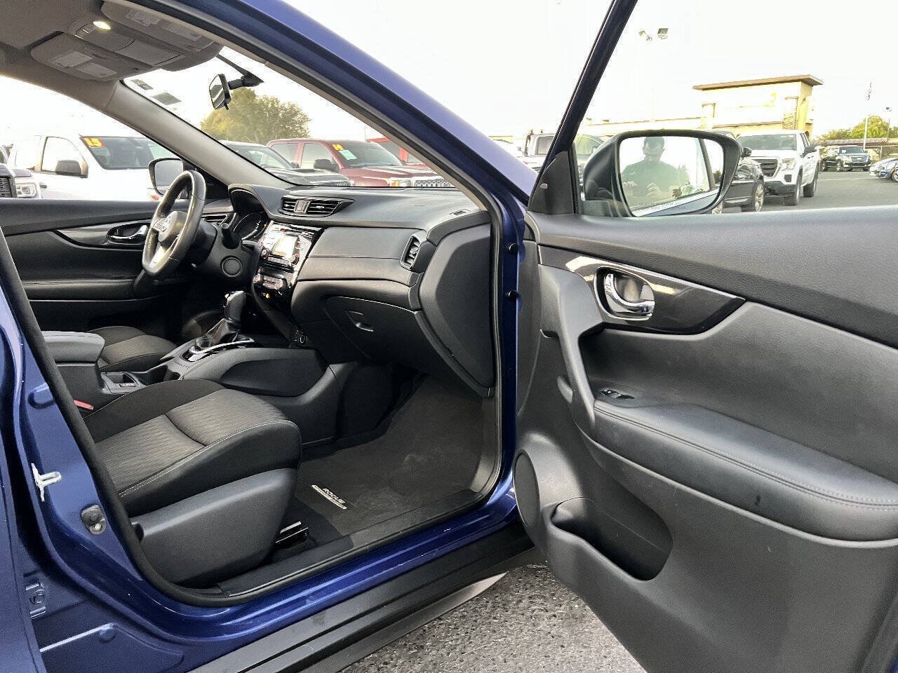 Used 2017 Nissan Rogue SV FWD image 14