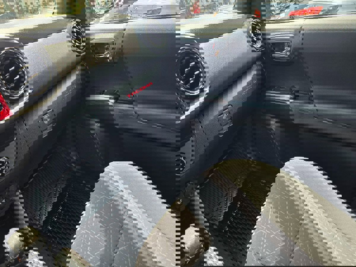 Used 2018 Toyota Tacoma TRD Off-Road w/ Technology Package image 38