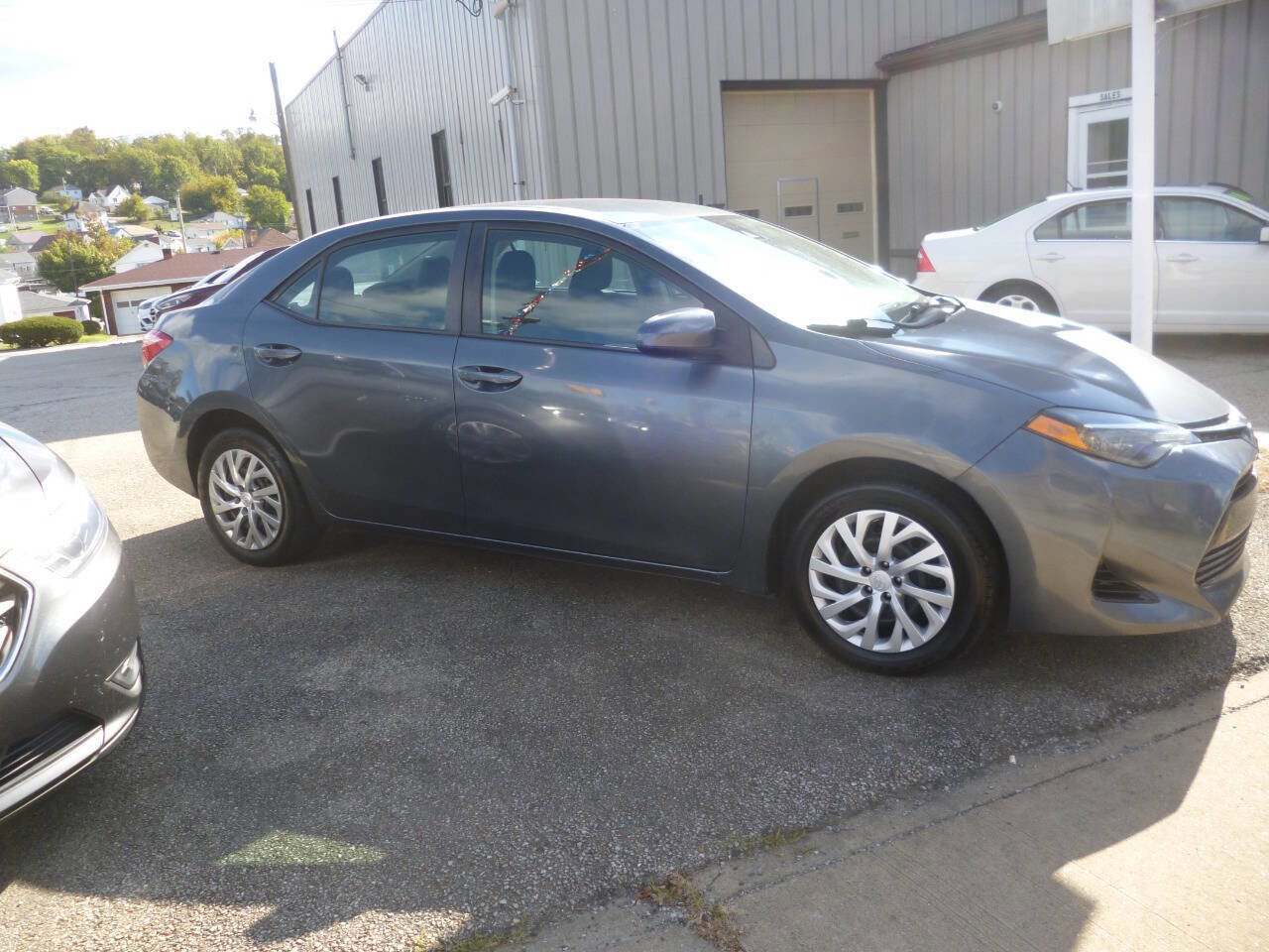 Used 2018 Toyota Corolla LE image 2