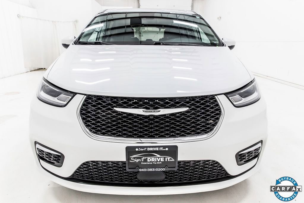 Used 2023 Chrysler Pacifica Touring-L image 10