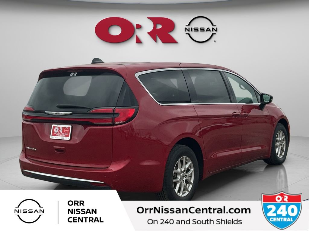 Used 2025 Chrysler Pacifica Select image 5