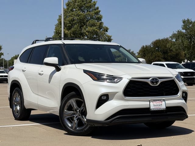 Used 2021 Toyota Highlander LE FWD image 2