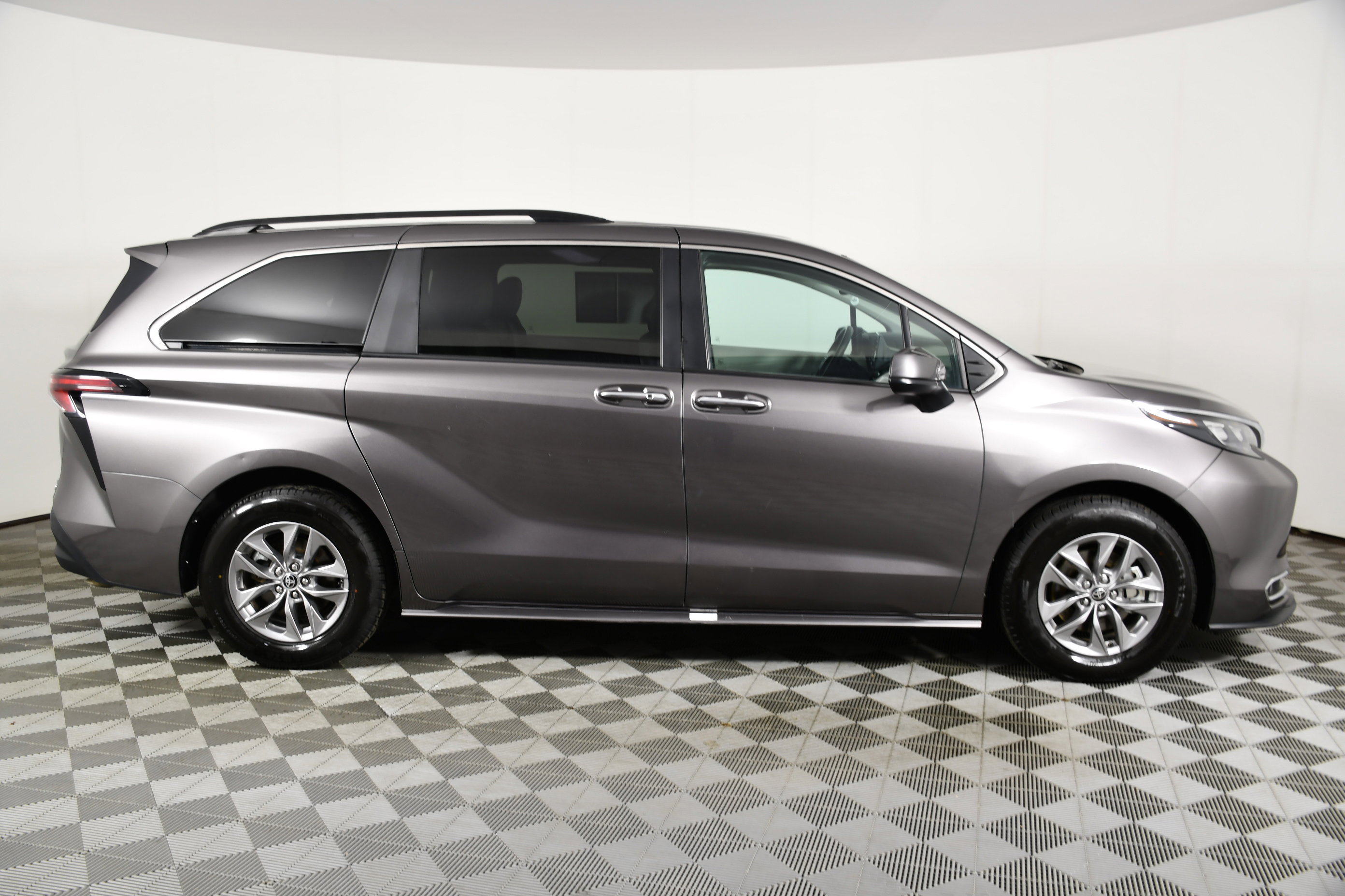 Used 2024 Toyota Sienna XLE image 5