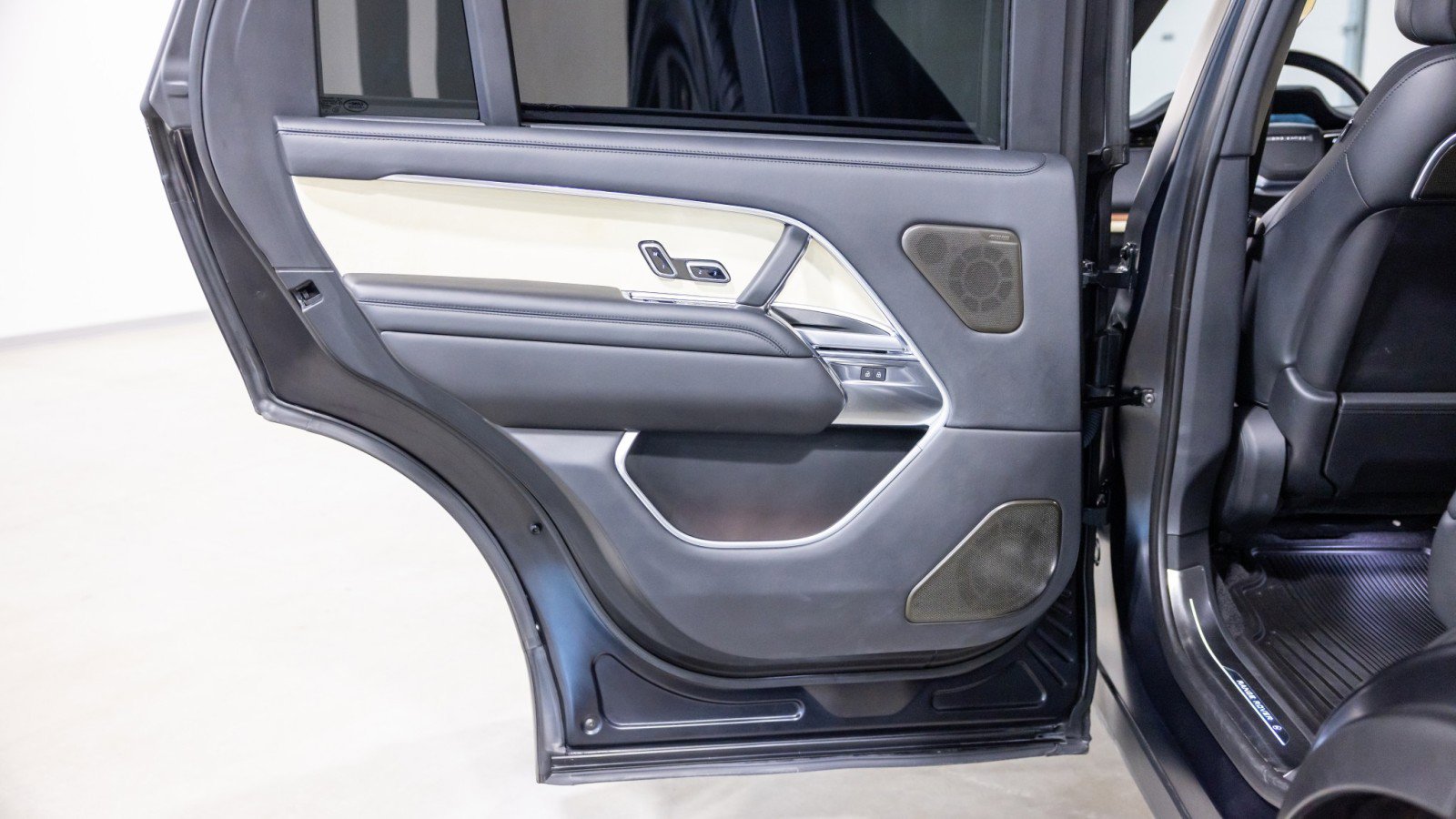 Used 2024 Land Rover Range Rover SV image 29