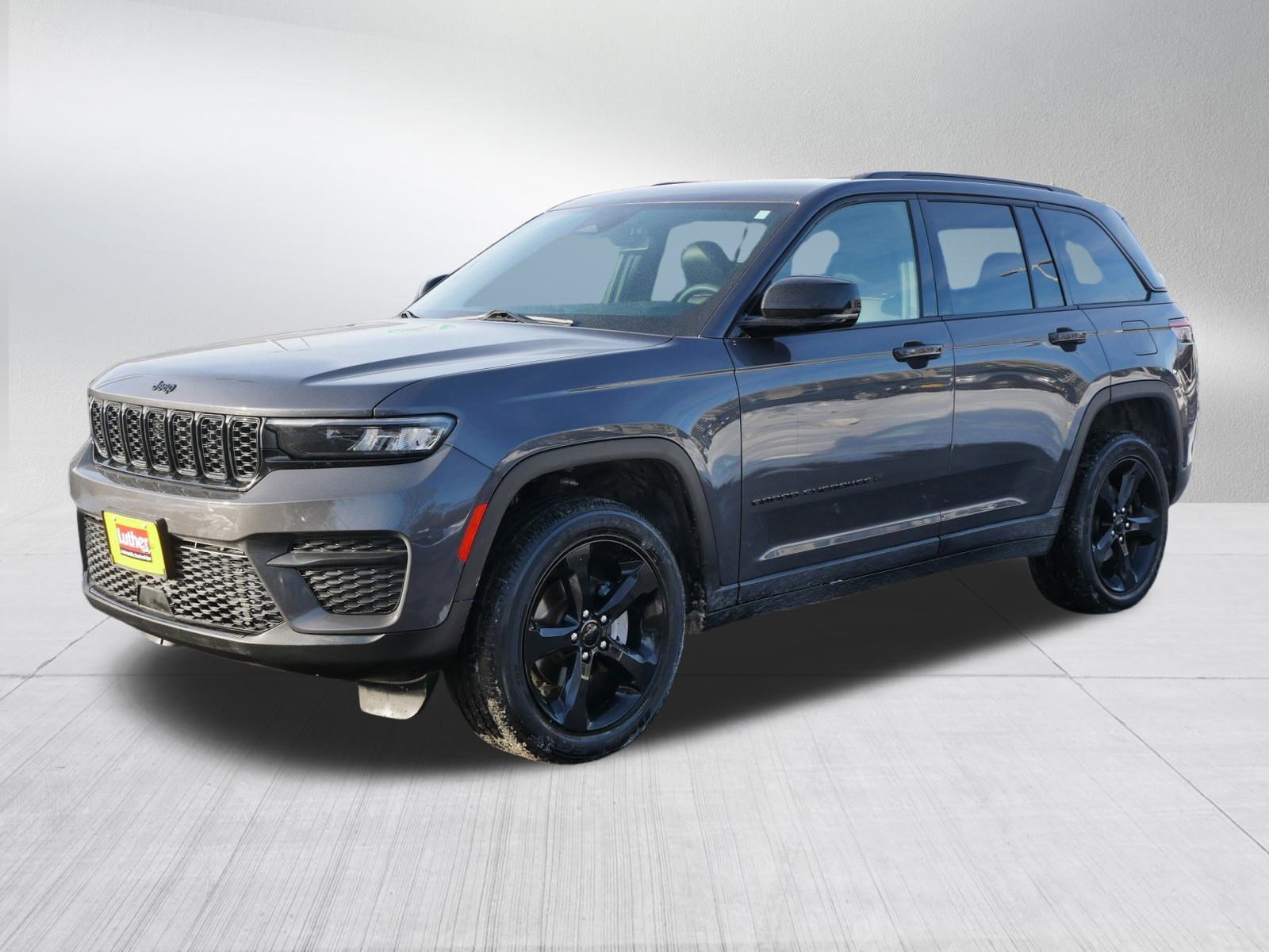 Used 2023 Jeep Grand Cherokee Altitude image 3