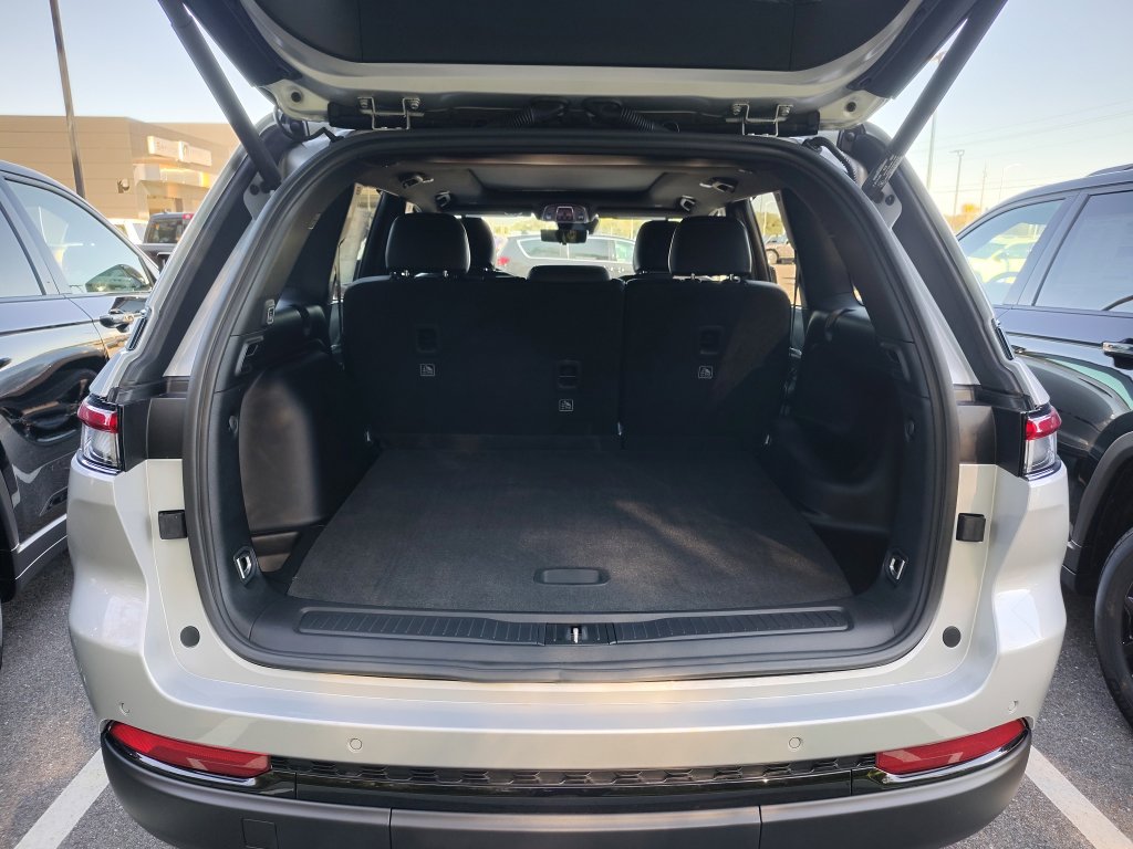 New 2025 Jeep Grand Cherokee Limited w/ Luxury Tech Group II RWD image 34