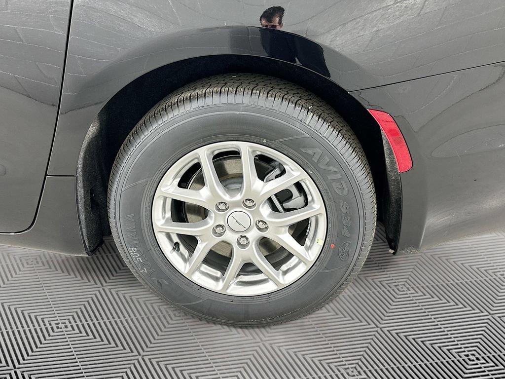 New 2027 Chrysler Pacifica Select FWD image 18