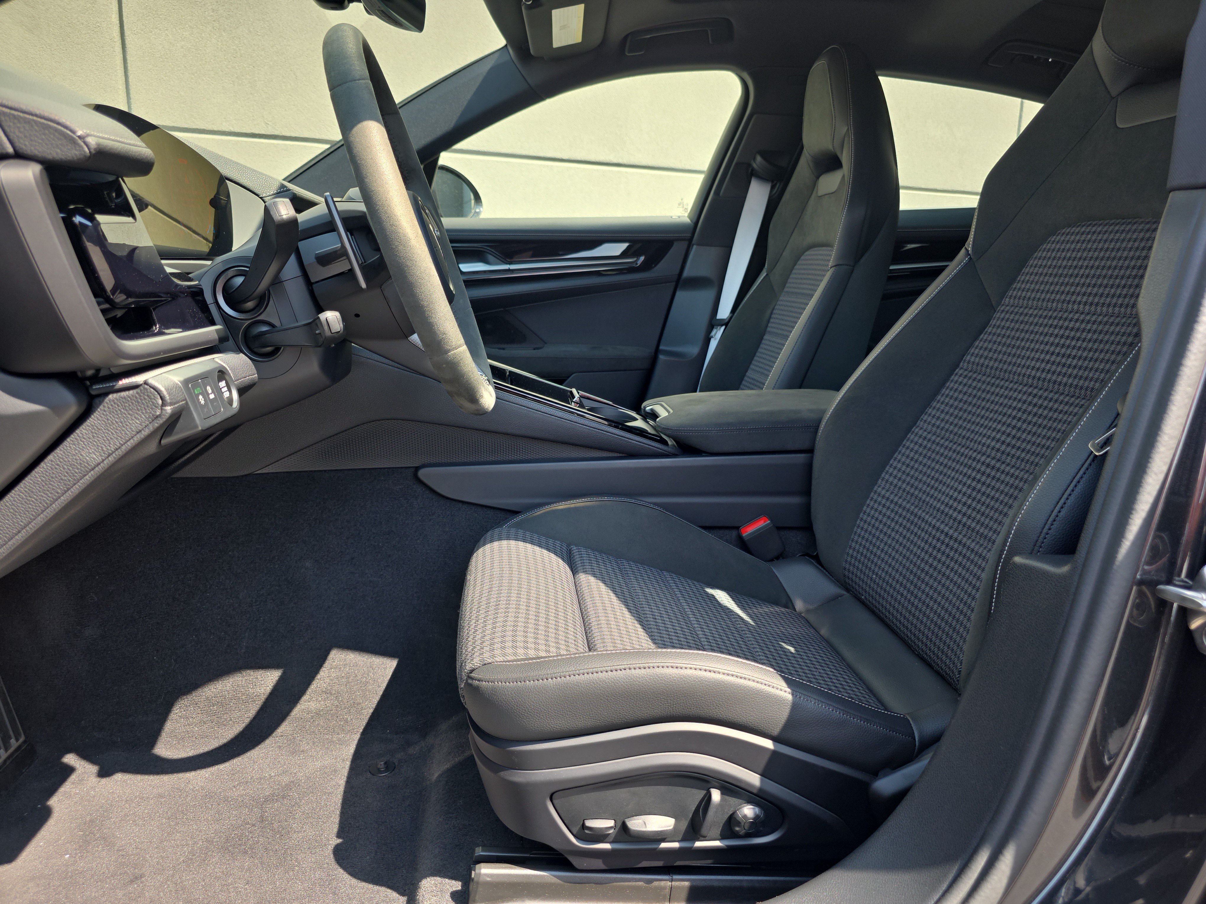 Certified 2024 Porsche Panamera image 5