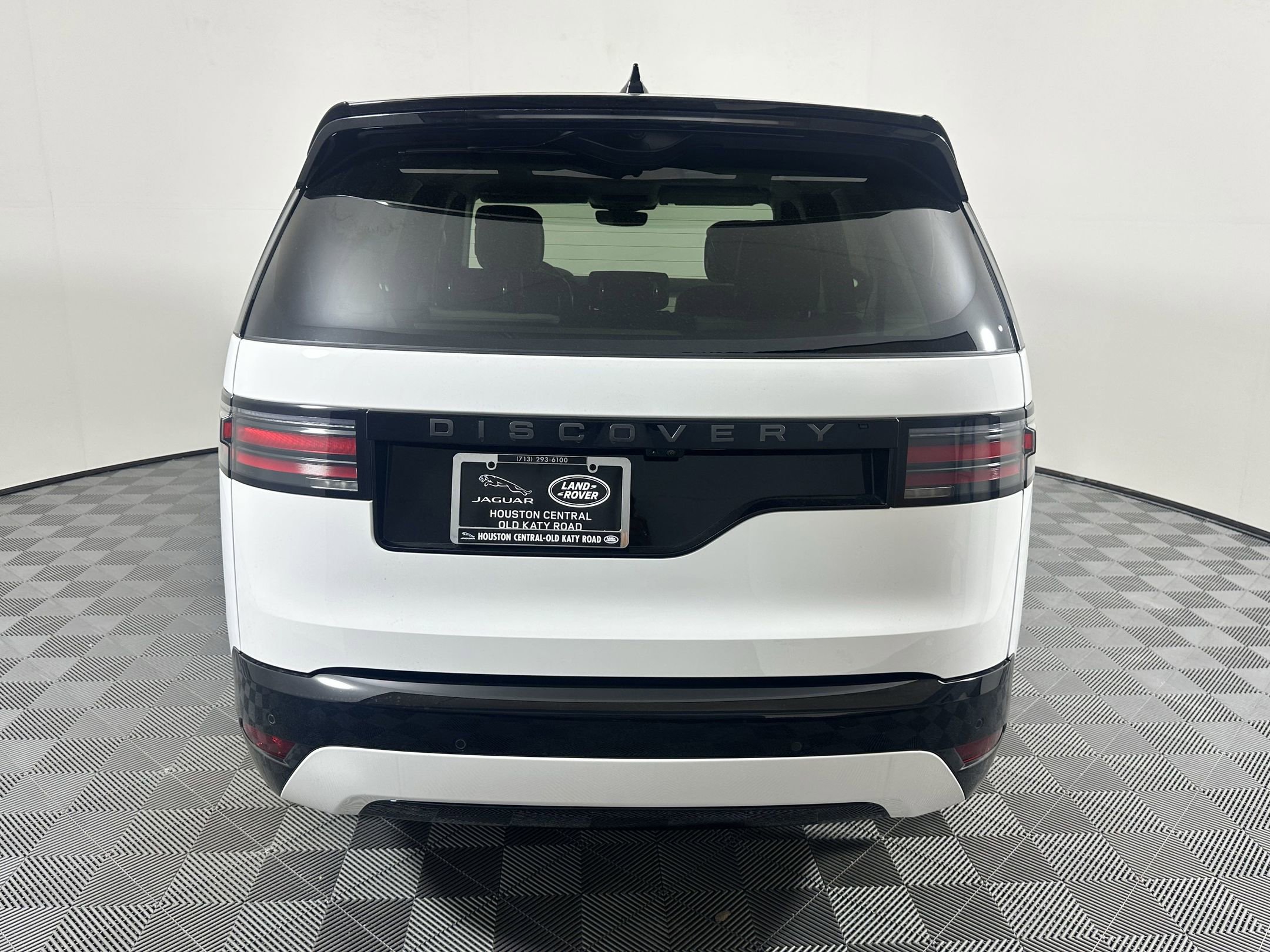 Used 2025 Land Rover Discovery Dynamic SE AWD/4WD image 8