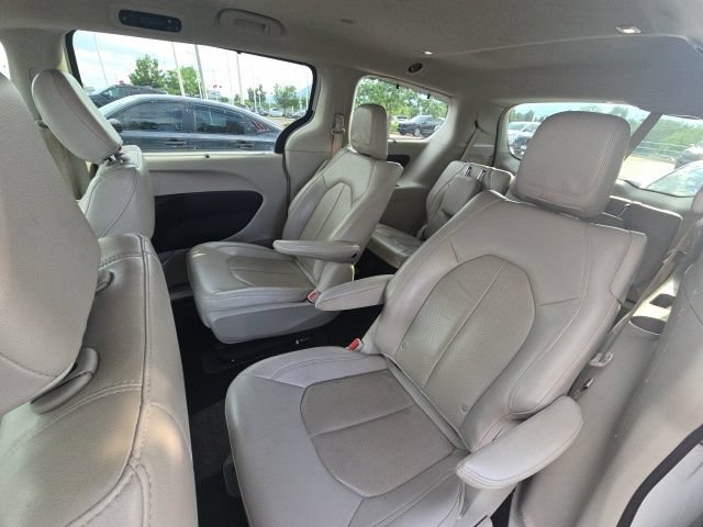 Used 2021 Chrysler Pacifica Touring-L FWD image 6
