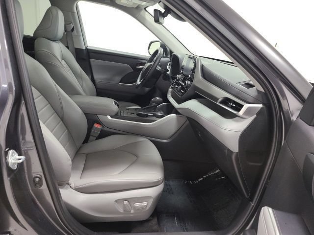 Used 2022 Toyota Highlander XLE FWD image 12