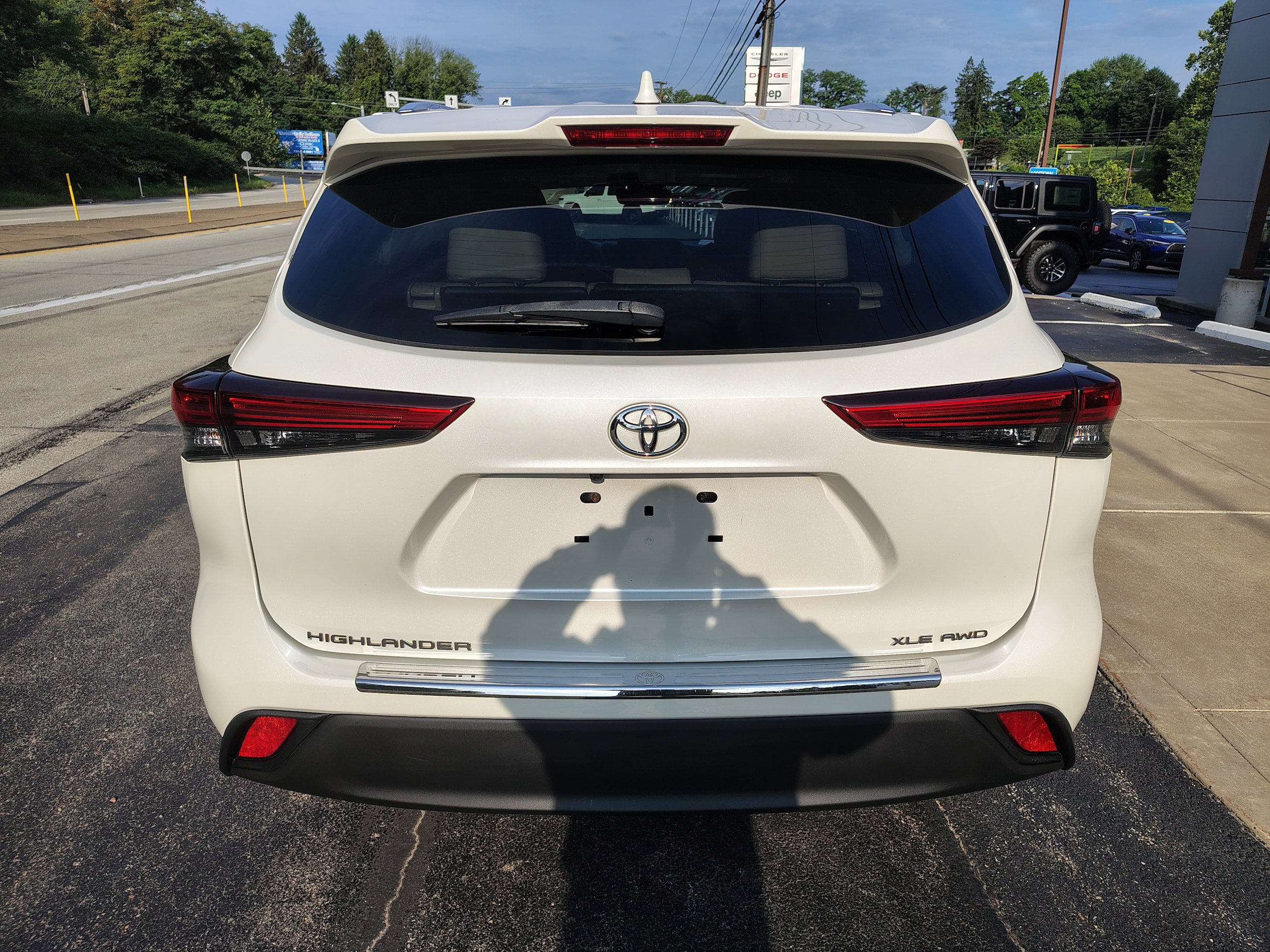 Used 2020 Toyota Highlander XLE AWD/4WD image 8