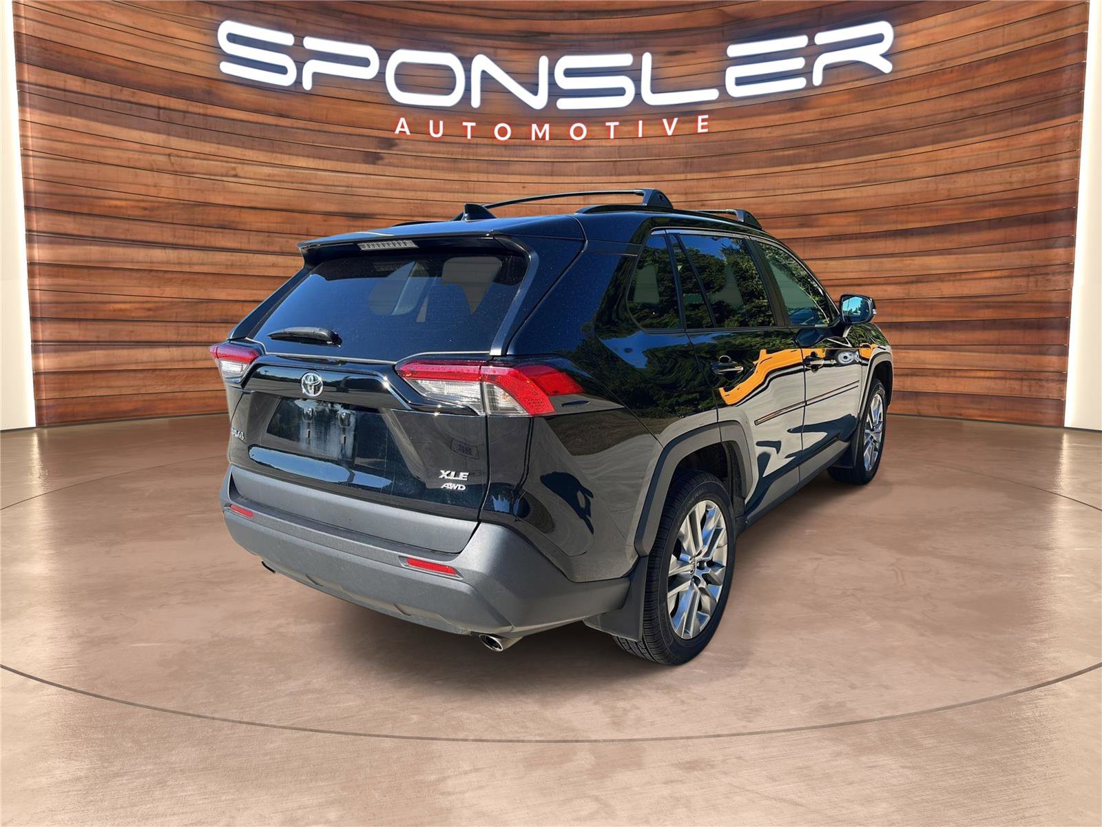 Used 2022 Toyota RAV4 XLE Premium image 9