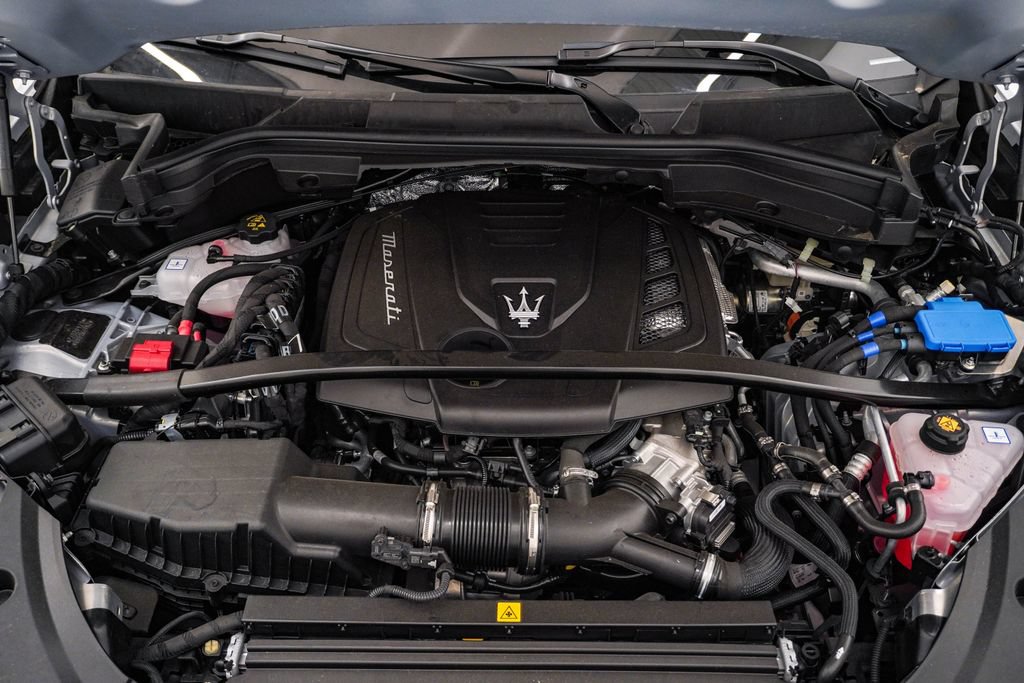 Certified 2025 Maserati Grecale Modena AWD/4WD image 27