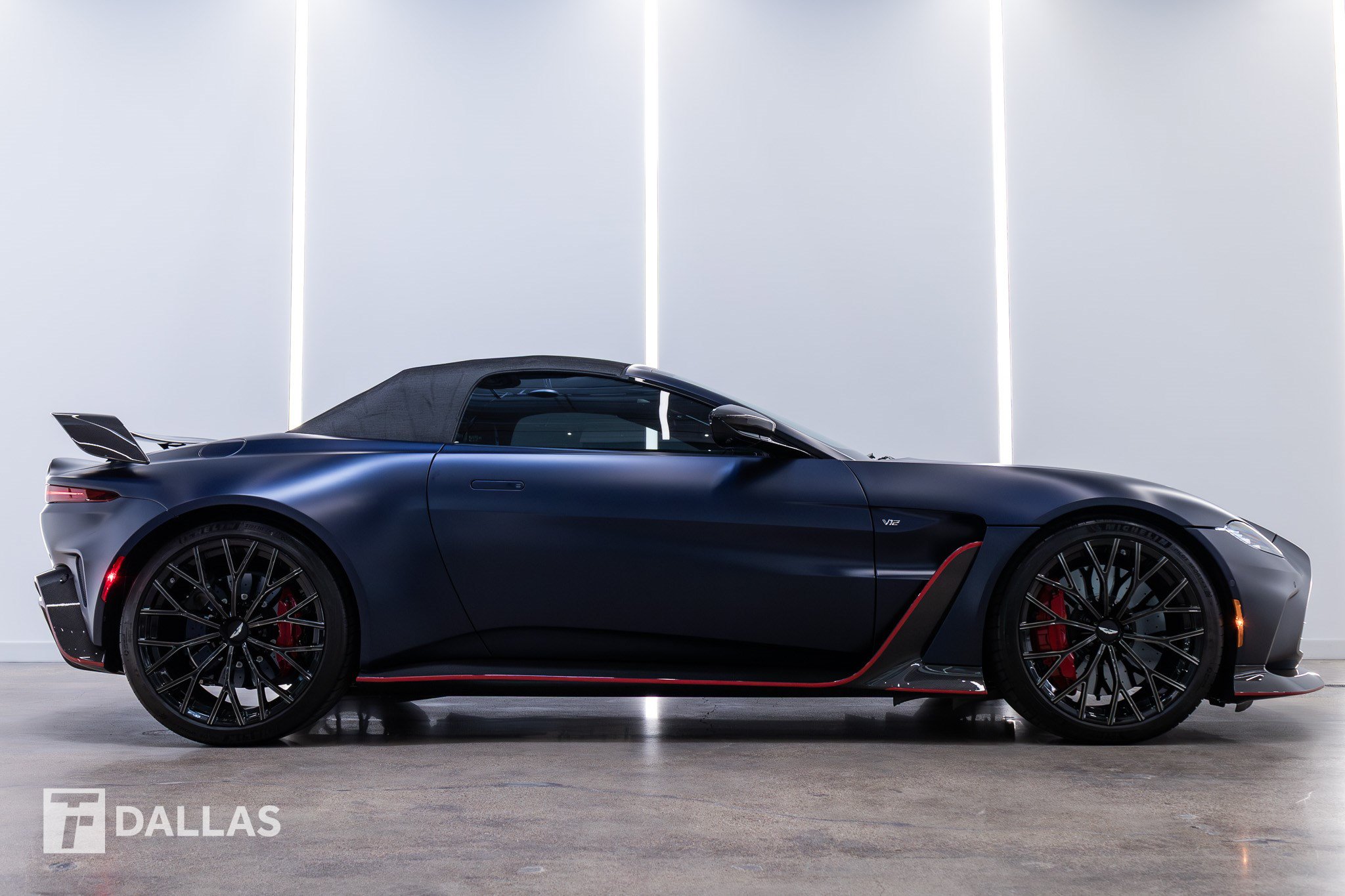 Used 2023 Aston Martin V12 Vantage Roadster RWD image 20