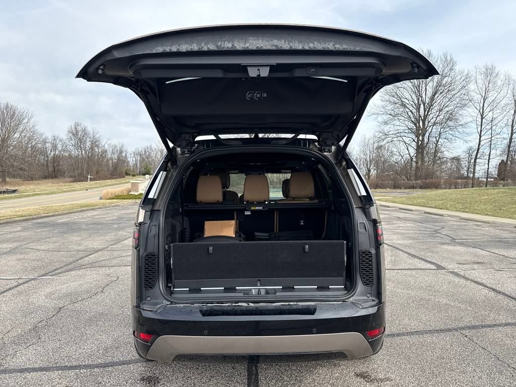 New 2024 Land Rover Discovery Dynamic SE image 9