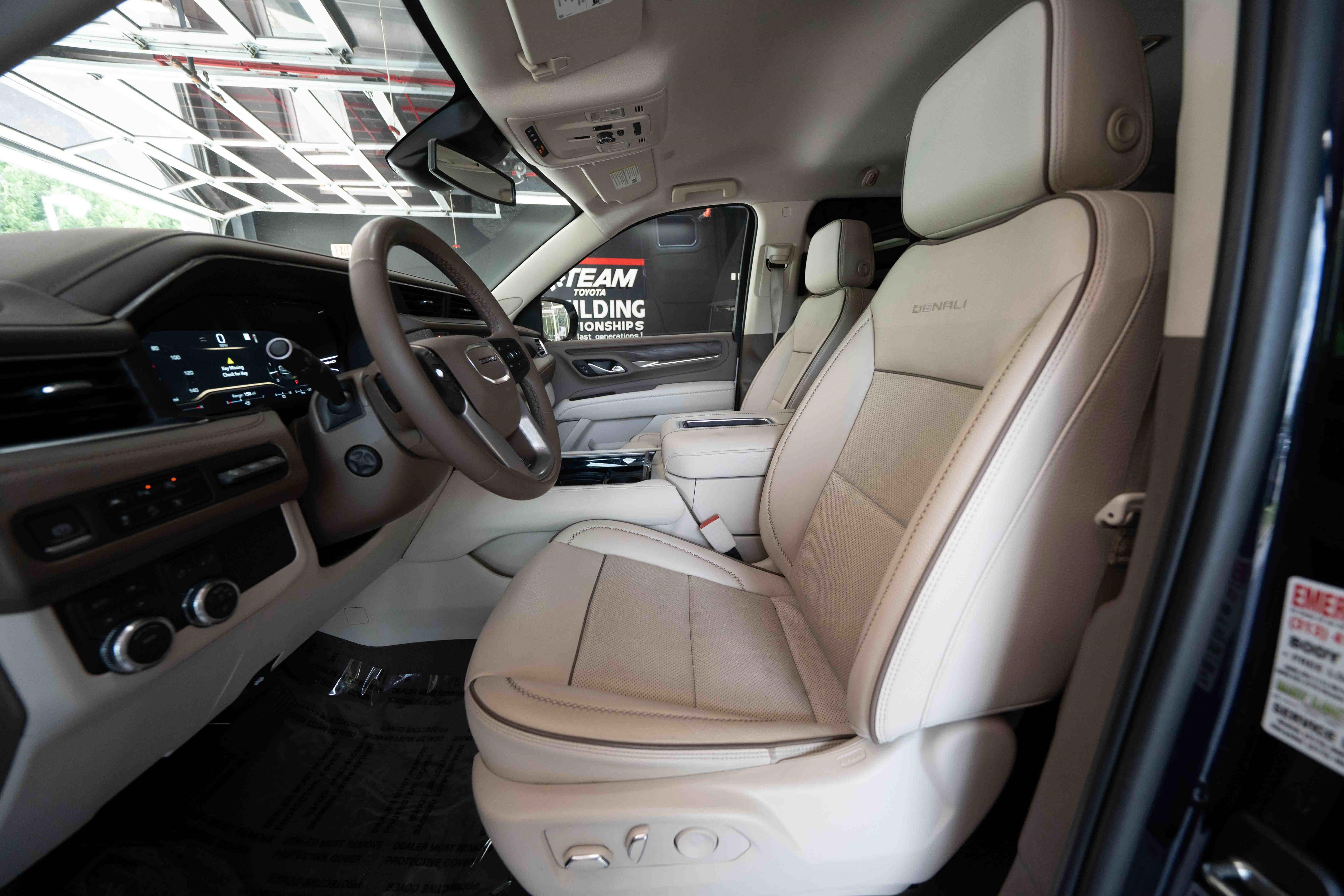 Used 2023 GMC Yukon XL Denali AWD/4WD image 9