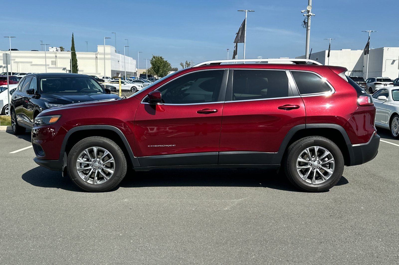 Used 2021 Jeep Cherokee Latitude Plus AWD/4WD image 7