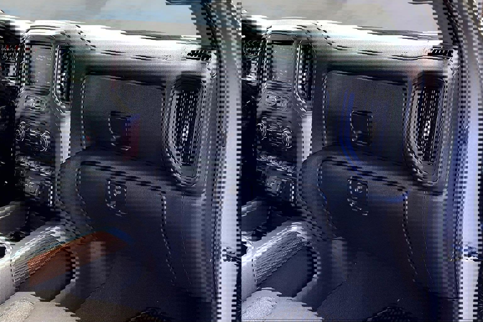 Used 2025 Chevrolet Silverado 2500 Custom w/ Custom Value Package image 18