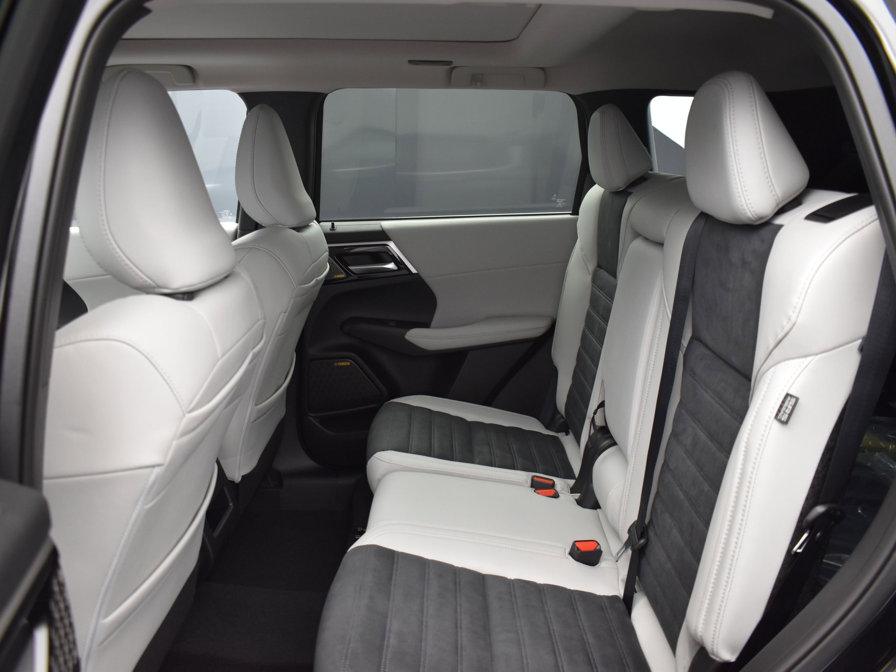 New 2026 Mitsubishi Outlander LE image 13