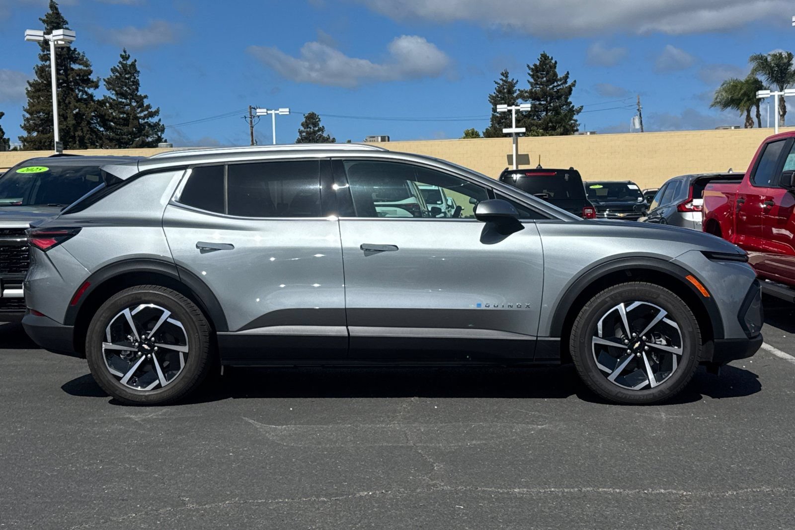 Used 2026 Chevrolet Equinox EV LT FWD image 4