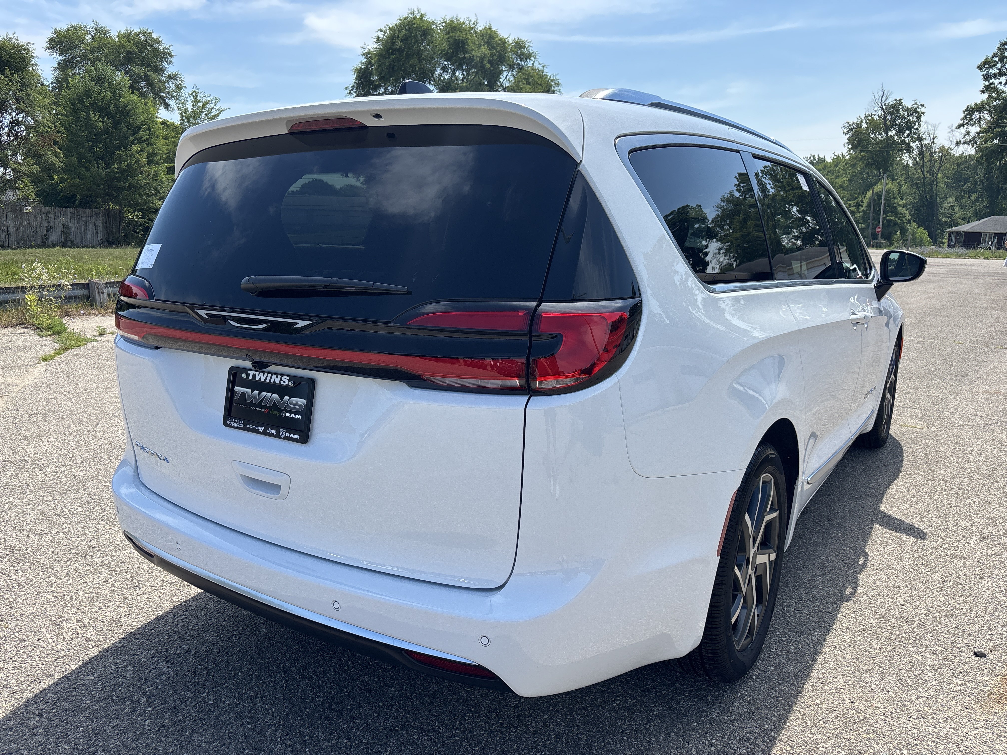 New 2027 Chrysler Pacifica Pinnacle FWD image 3
