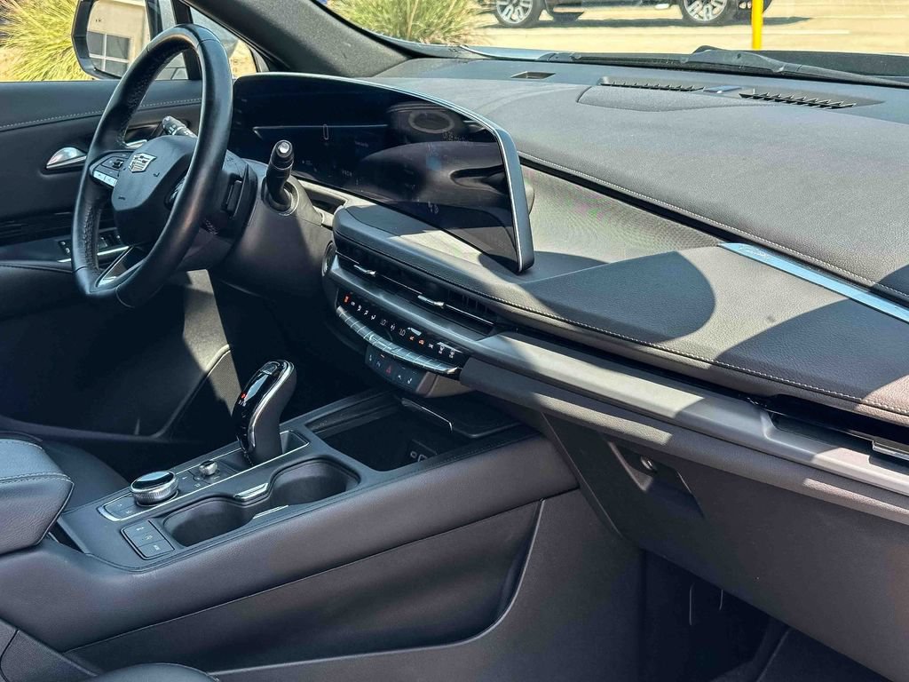 Used 2024 Cadillac XT4 Luxury w/ Cold Weather Package FWD image 21