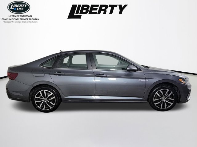 Used 2025 Volkswagen Jetta SE FWD image 2