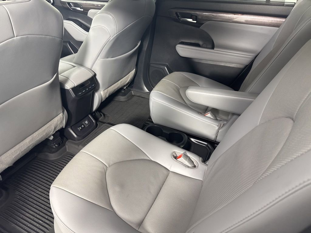 Used 2021 Toyota Highlander Limited image 16