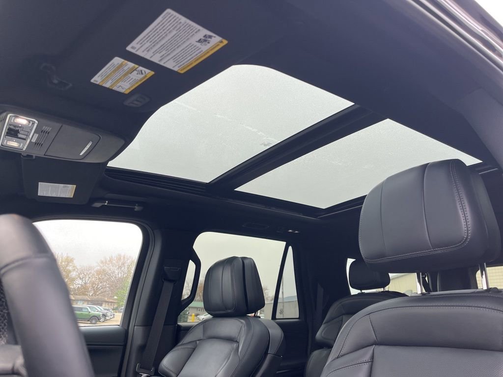 Used 2025 Lincoln Navigator L Reserve w/ Jet Appearance Package image 13