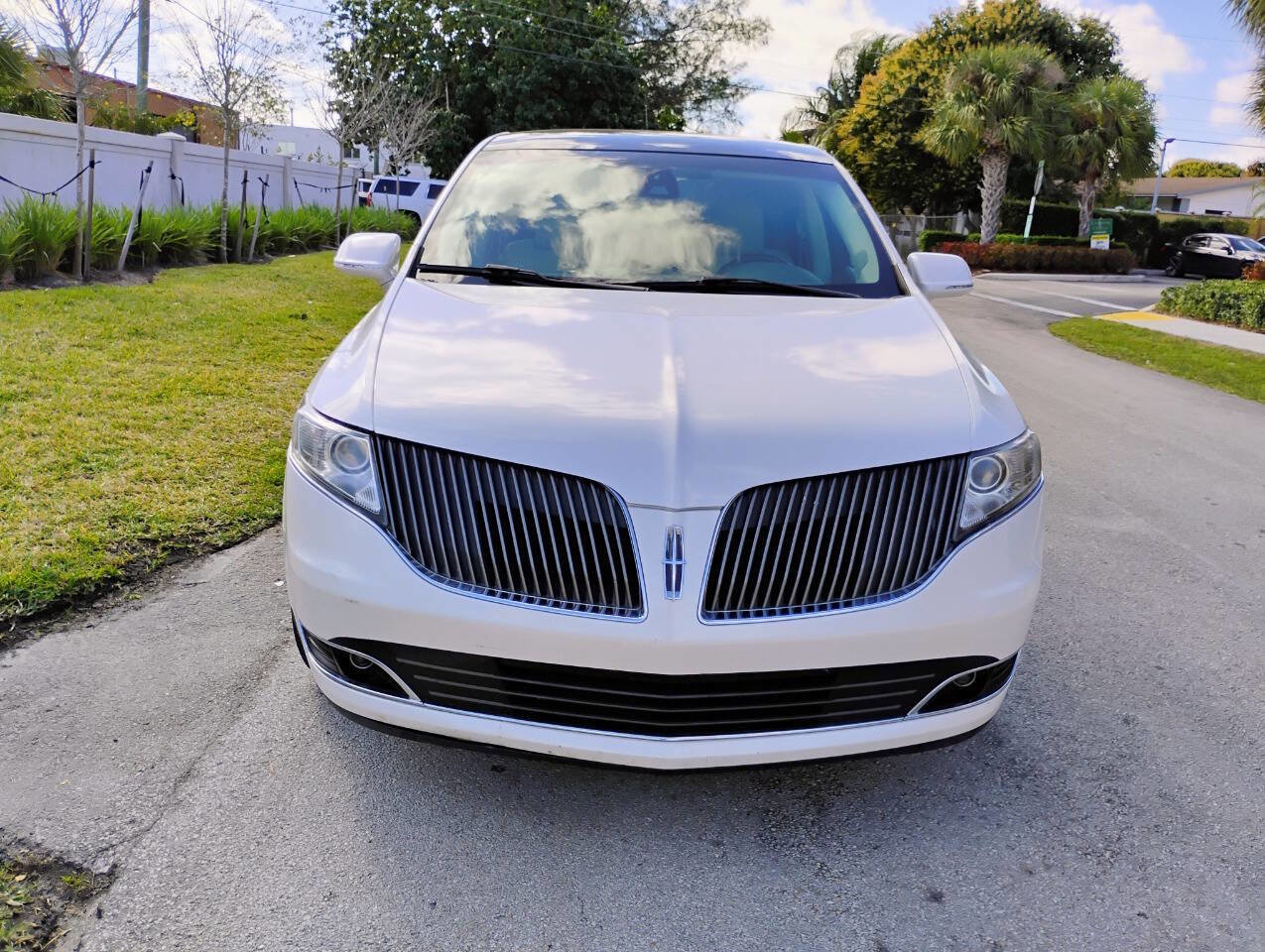 Used 2014 Lincoln MKT FWD image 2