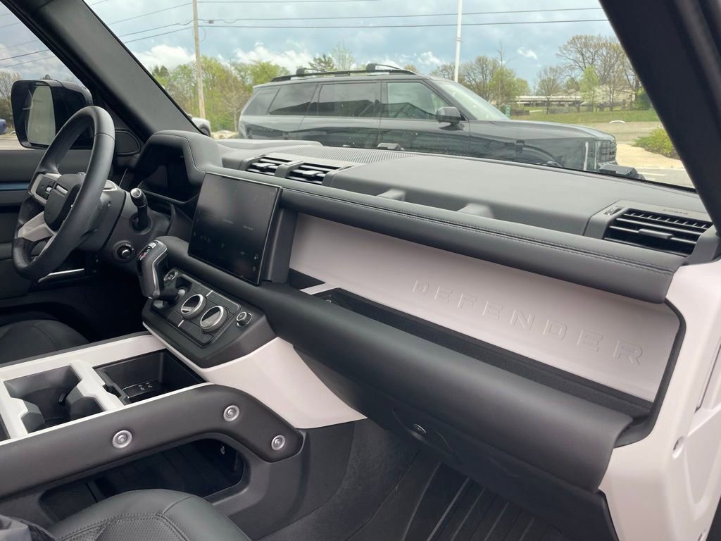 Used 2025 Land Rover Defender 110 X-Dynamic SE image 29