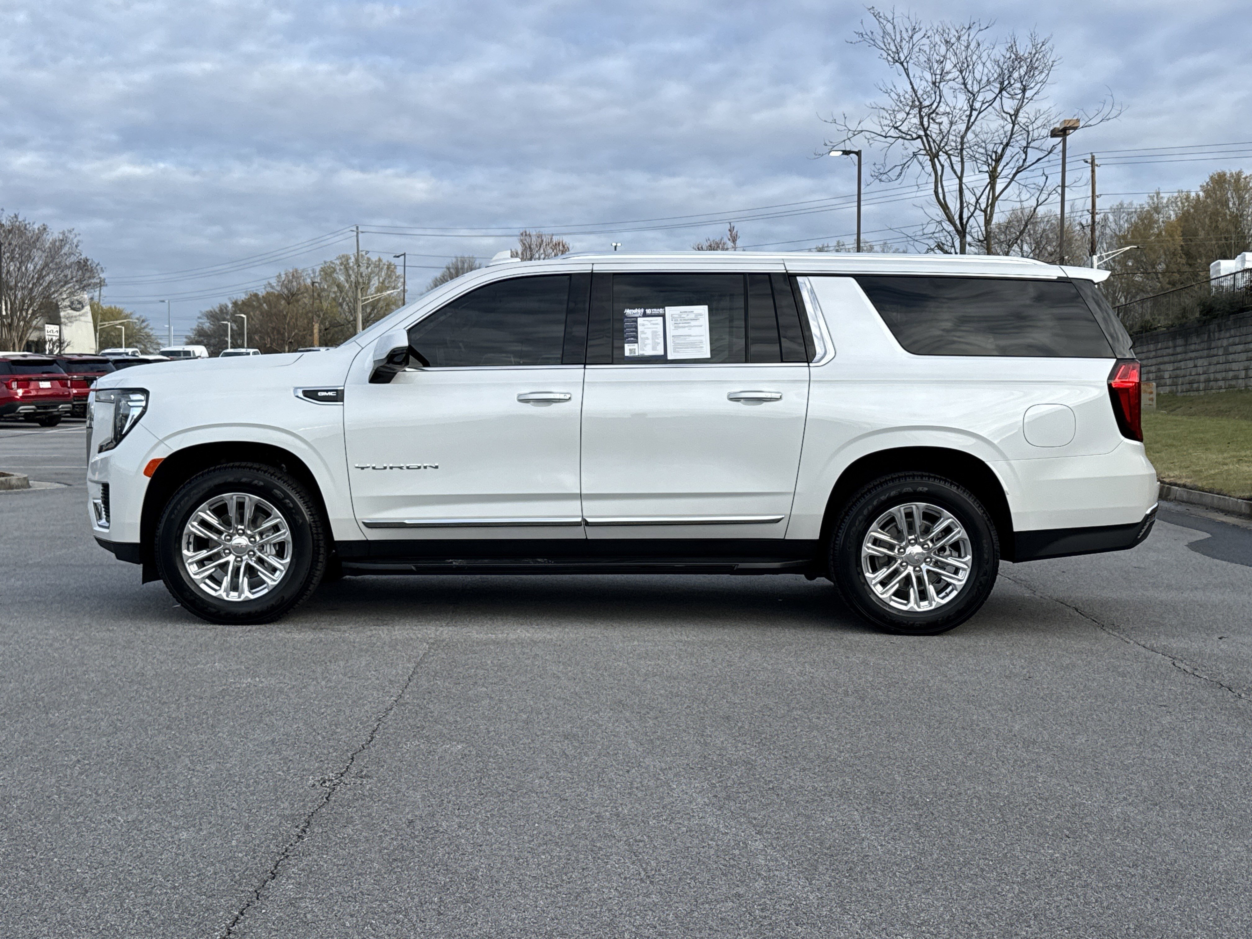 Used 2024 GMC Yukon XL SLT w/ SLT Luxury Package image 7