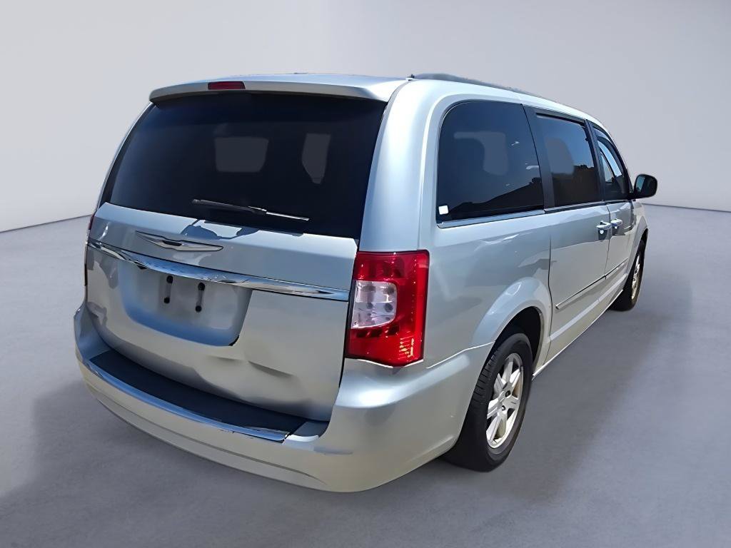 Used 2011 Chrysler Town & Country Touring FWD image 5