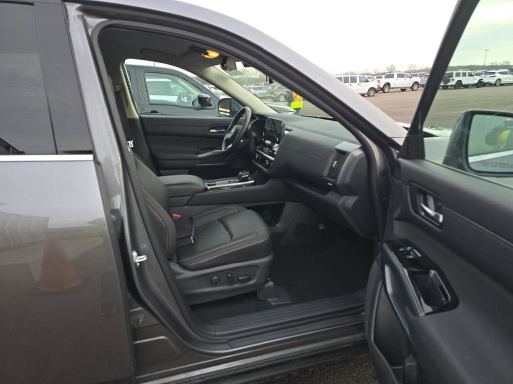 Used 2025 Nissan Pathfinder SL w/ Cargo Package AWD/4WD image 15