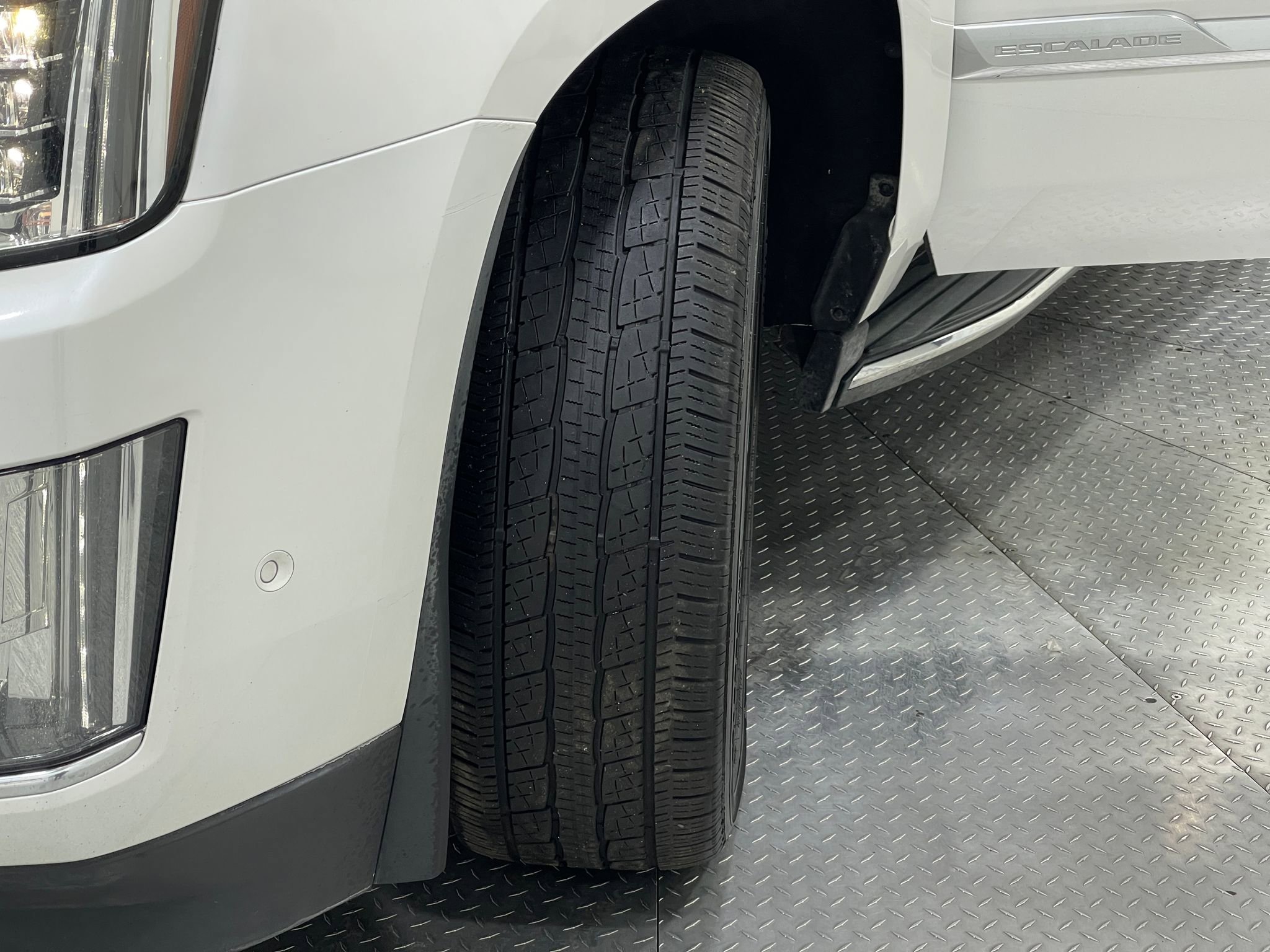 Used 2018 Cadillac Escalade Luxury w/ LPO, Radiant Package image 40