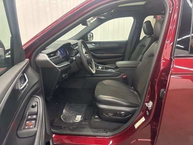 New 2025 Jeep Grand Cherokee Laredo image 5