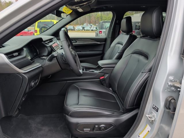 Used 2025 Jeep Grand Cherokee Limited AWD/4WD image 13