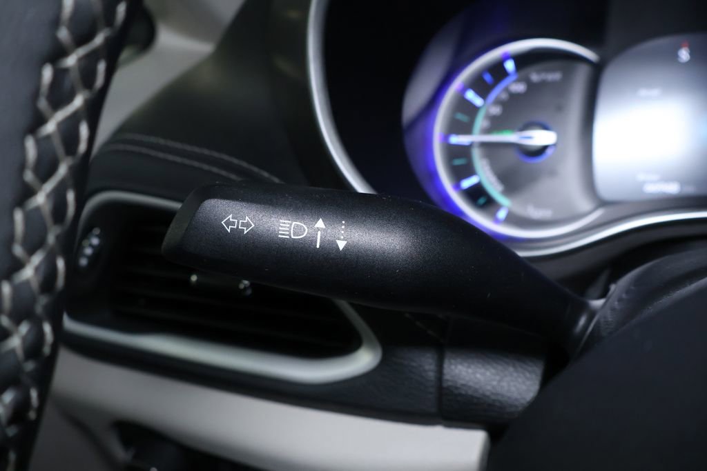 Used 2023 Chrysler Pacifica Touring-L image 23