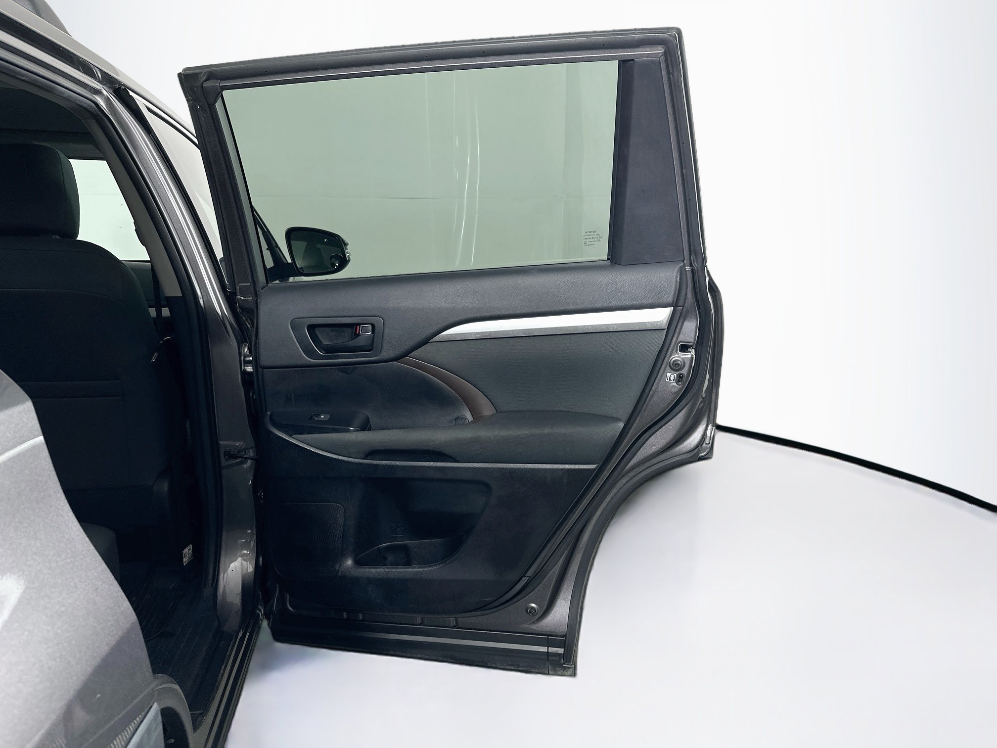 Used 2019 Toyota Highlander LE FWD image 30