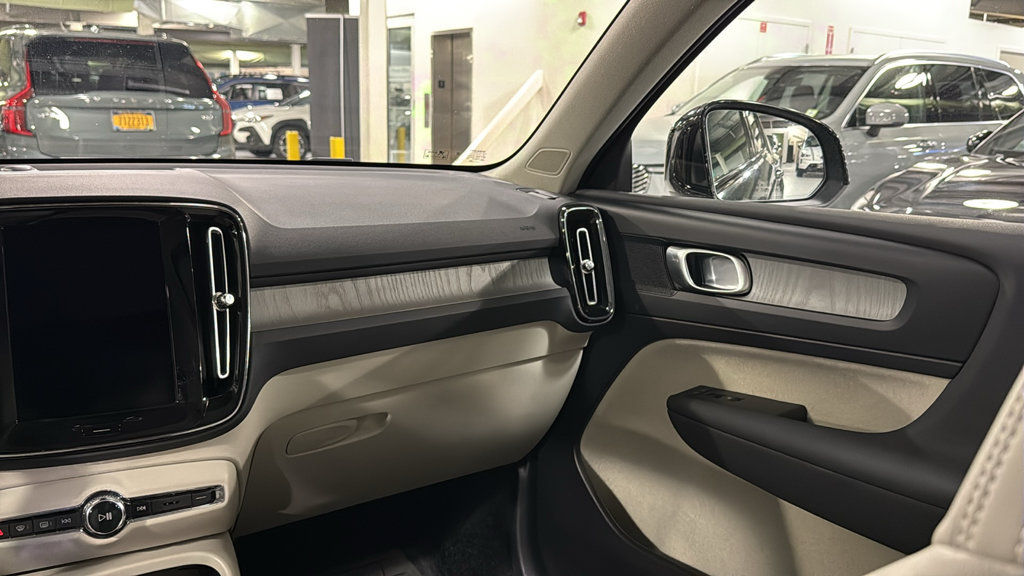 Certified 2026 Volvo XC40 B5 Plus AWD/4WD image 24